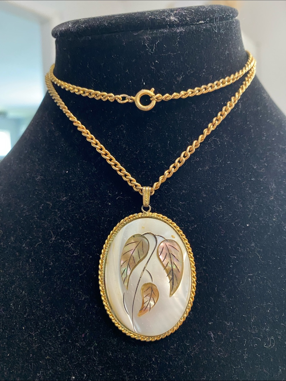 VTG Gold Mother of Pearl Leaf Pendant Necklace